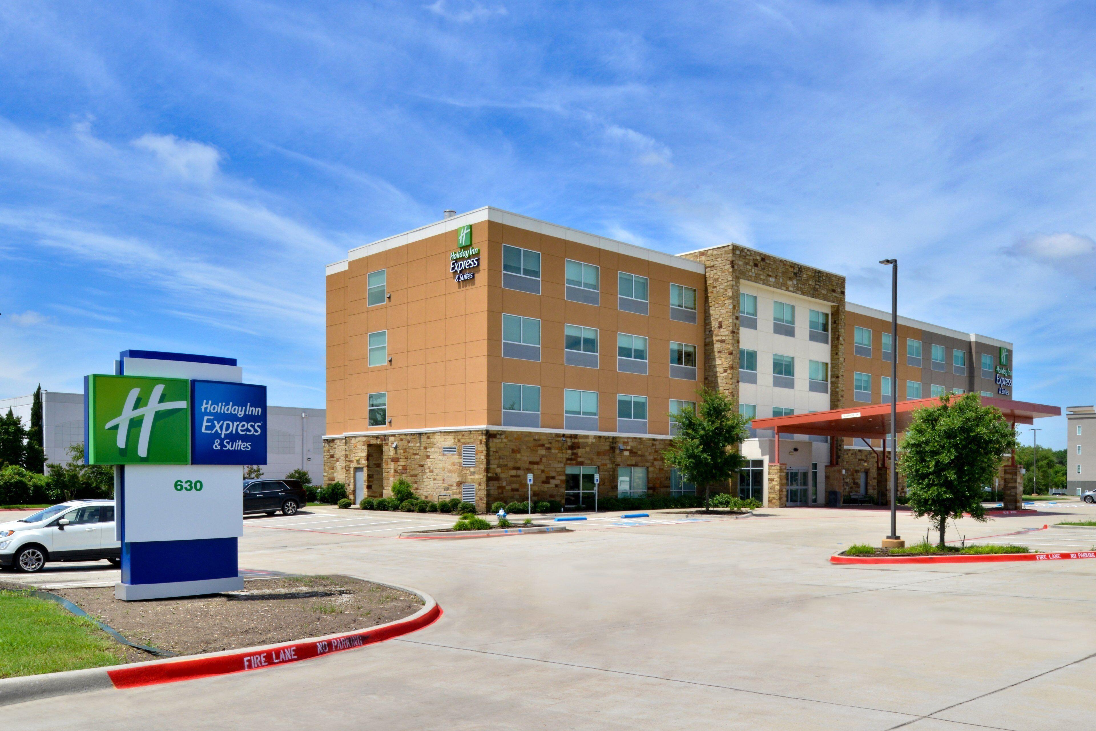 5 Family Hotels in Dallas-Fort Worth That Deliver