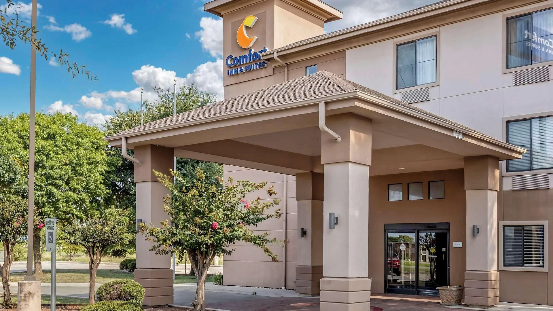 Staying In Texas Hill Country: 9 Business Hotels Compared