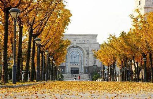 Autumn-view-of-Fudan-University