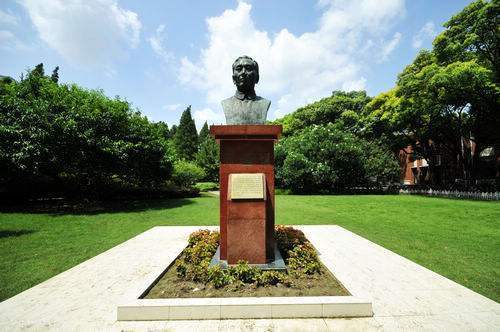 Statue-of-Fudan-University
