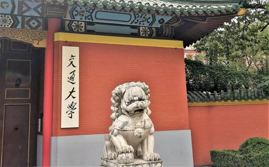 Stone-lion-at-the-gate-of-Shanghai-Jiaotong-University