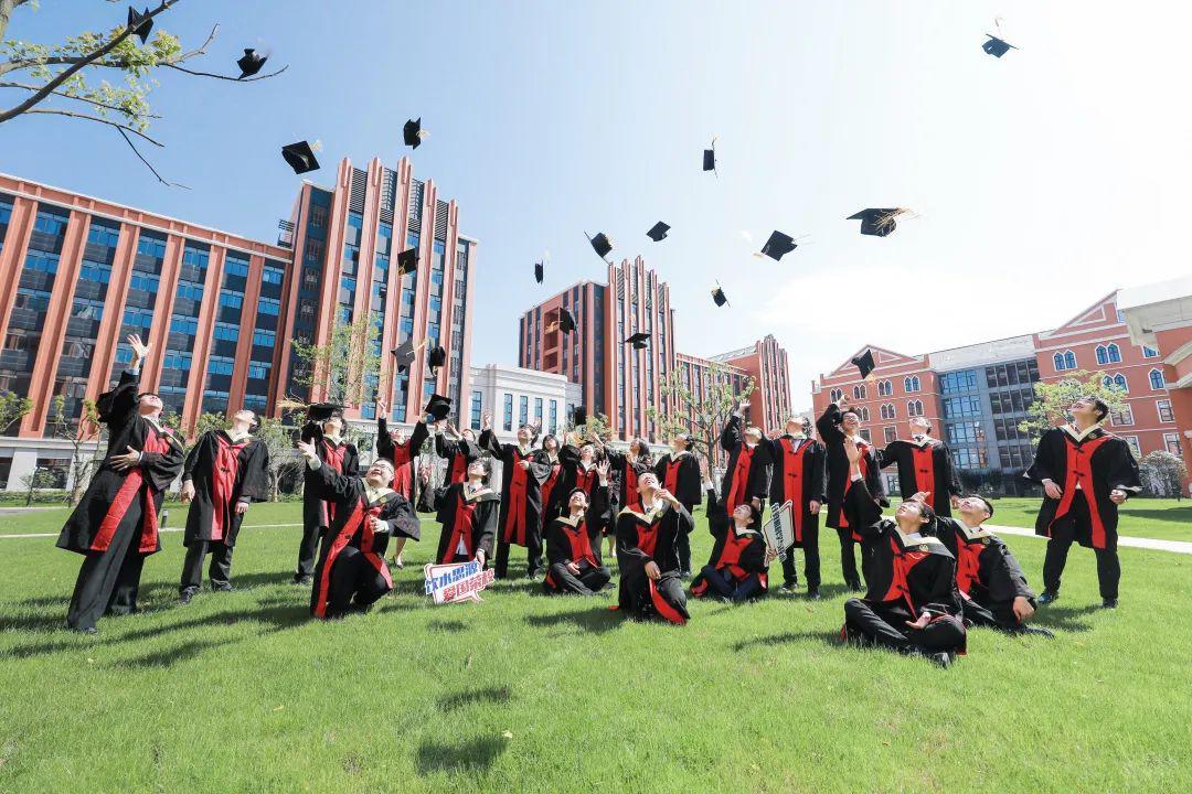 Graduation-photo-of-Shanghai-Jiaotong-University