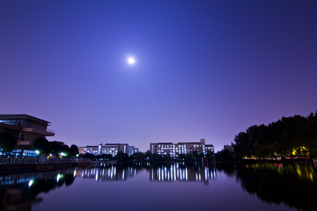 Night-view-of-Shanghai-Jiaotong-University
