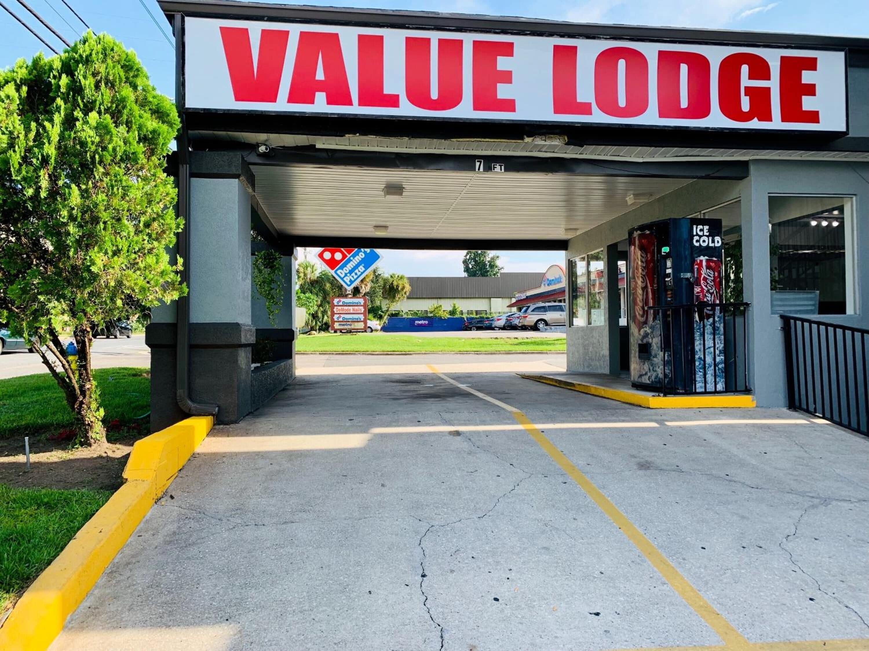 Staying Near Devil's Millhopper: 4 Budget Hotels Compared