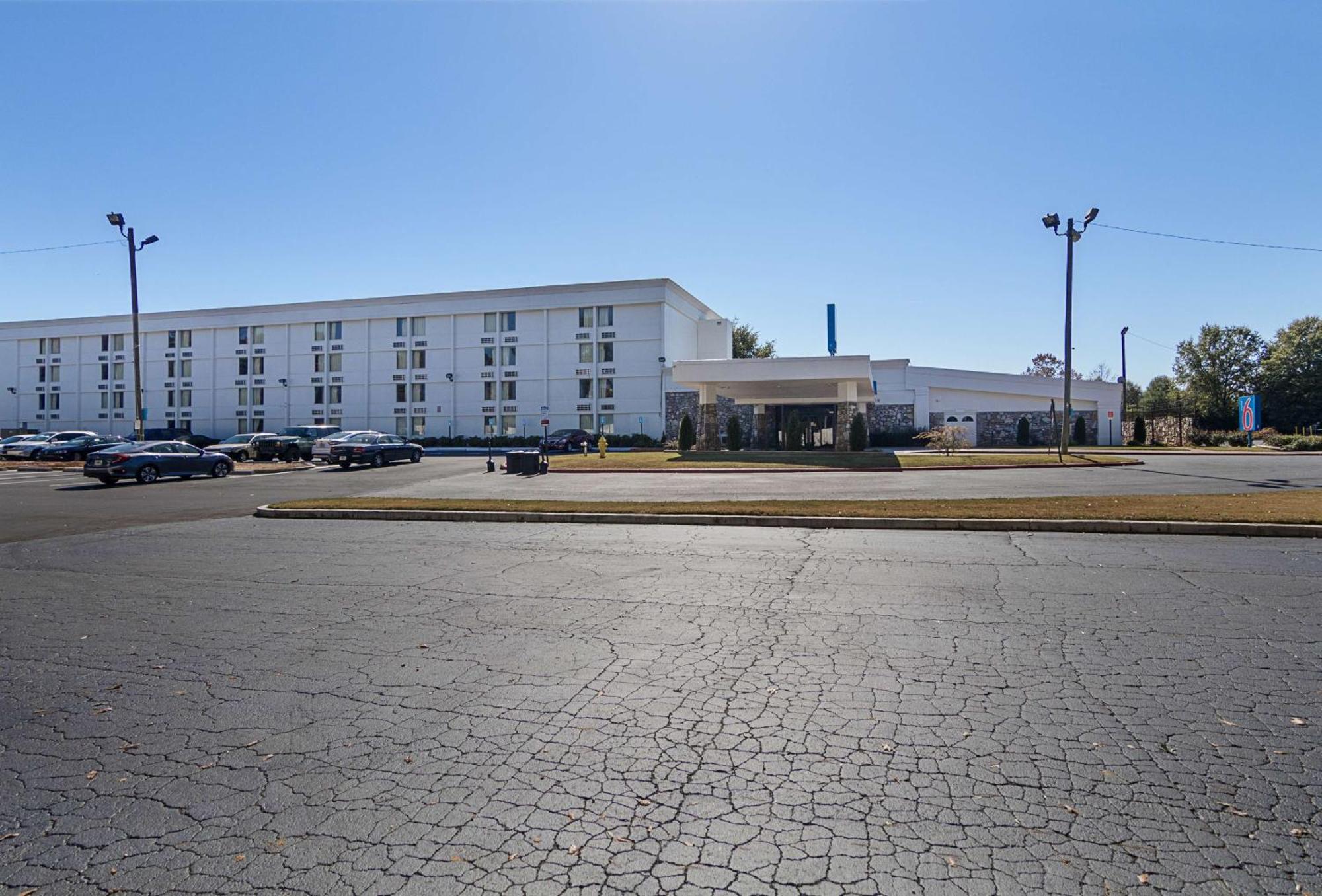 Staying Near By Hand South: 4 Budget Hotels Compared