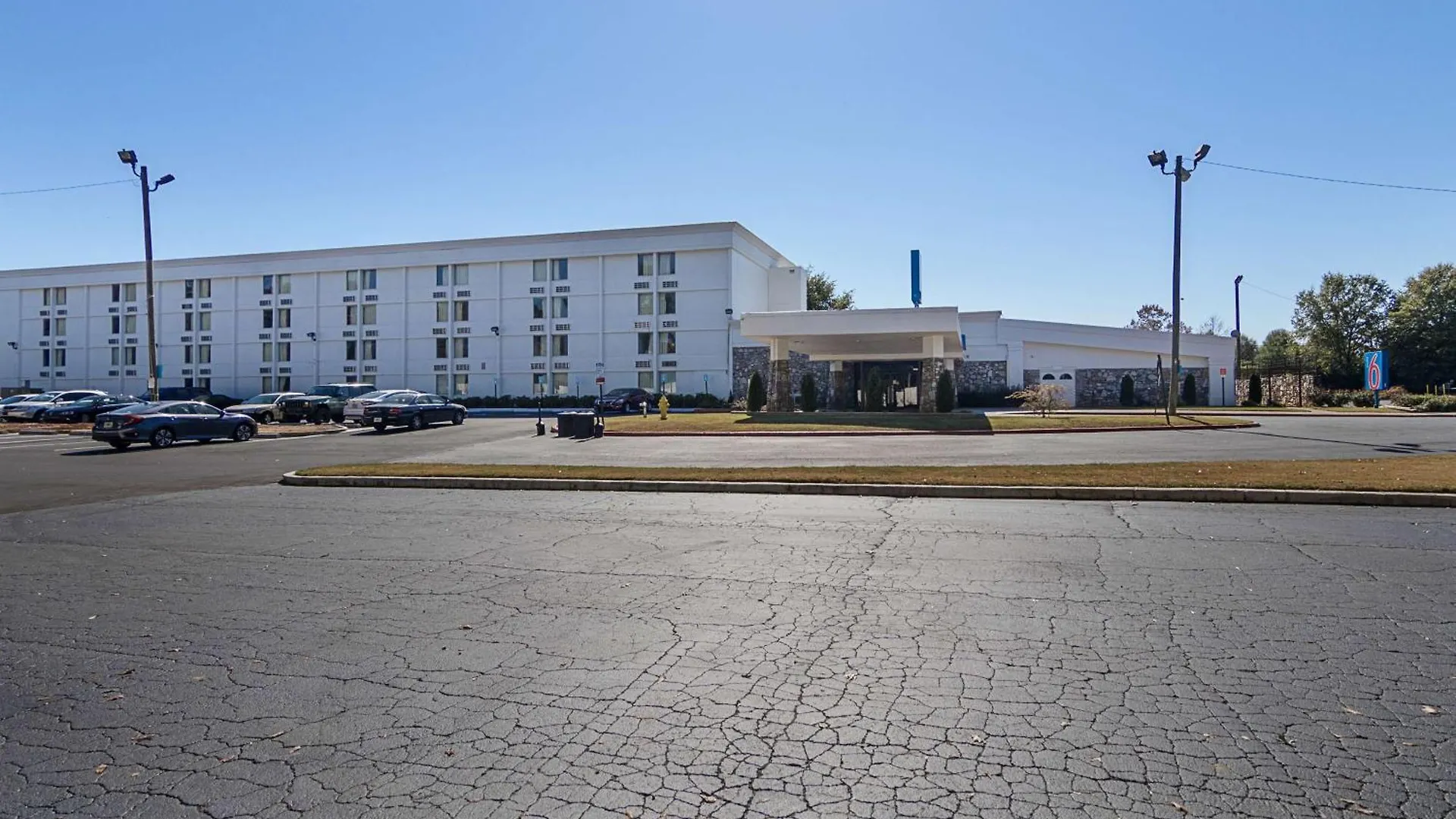 Staying Near By Hand South: 4 Budget Hotels Compared
