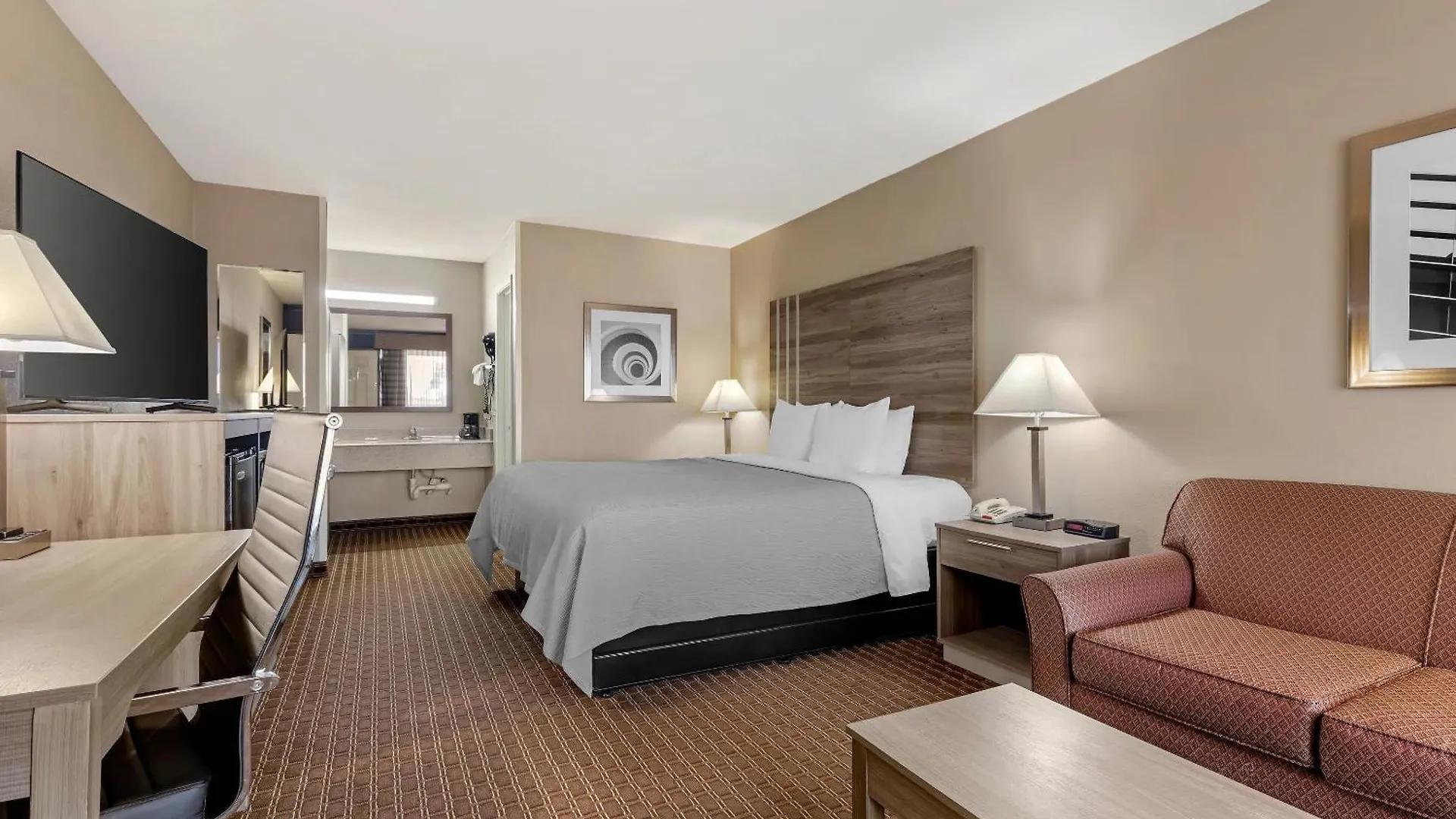 5 Leisure Hotels Close to Paris Airport Manager, Texas