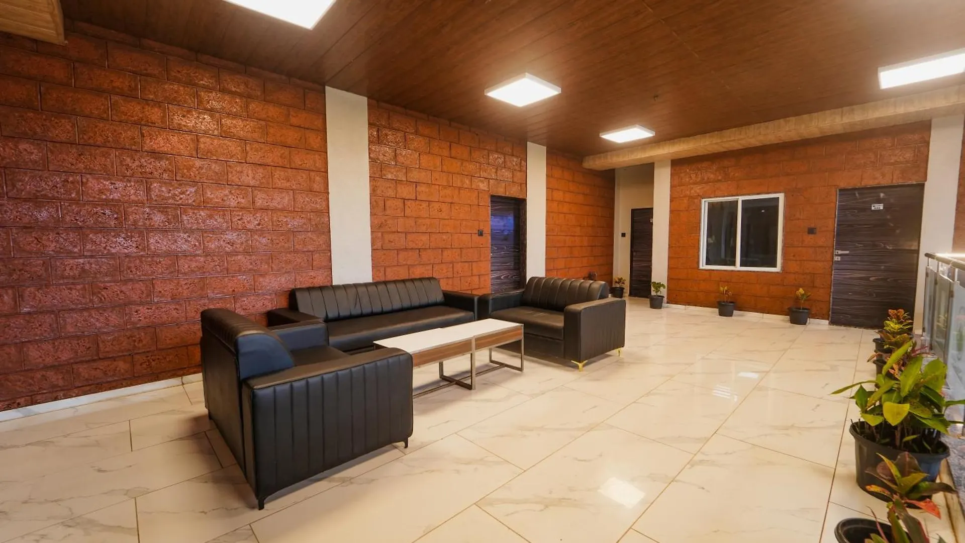 7 Budget Hotels Near Venna Lake Worth Every Rupee