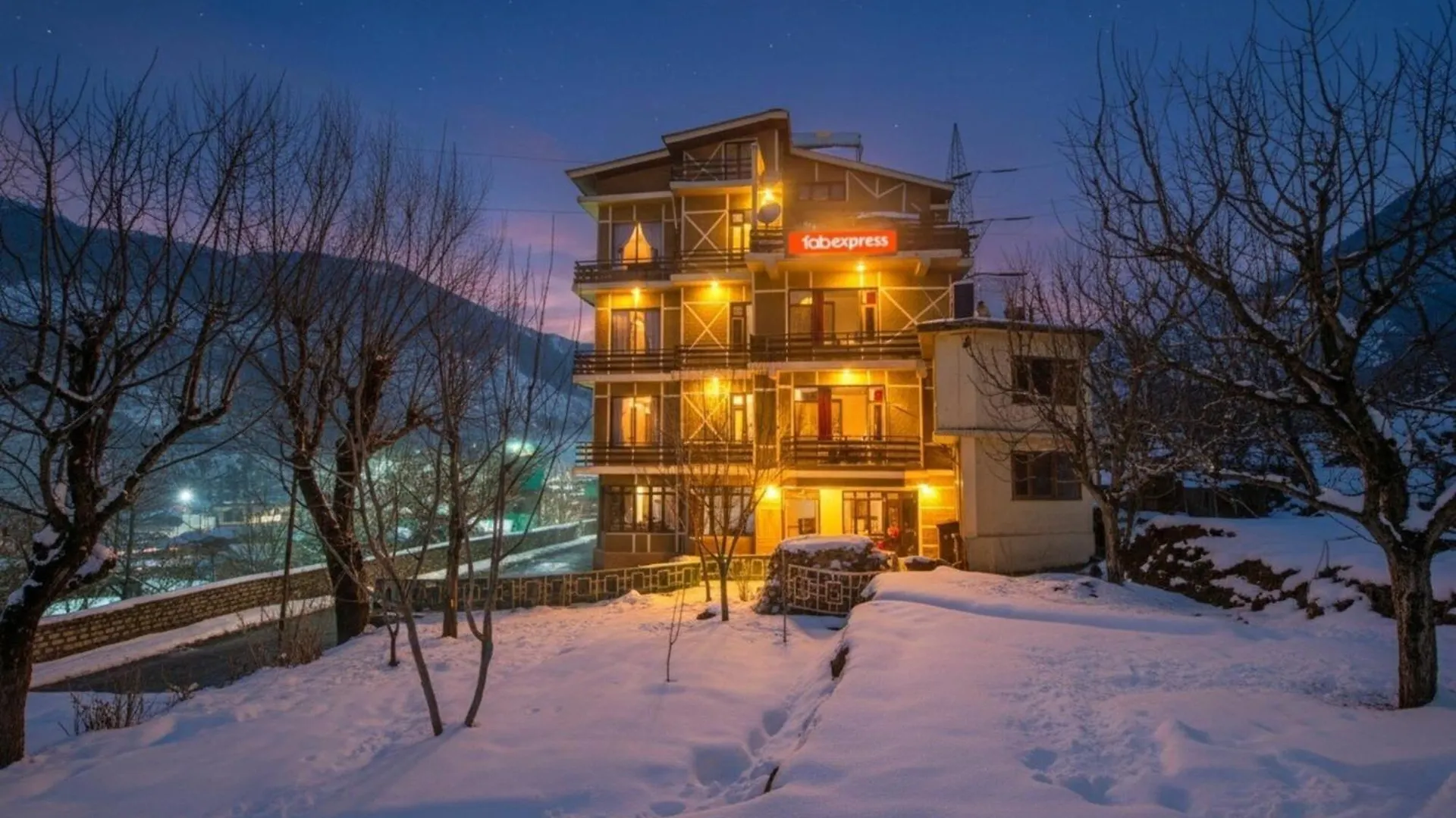 Staying Near Hidimba Devi Temple: 9 Three-Star Hotels Compared