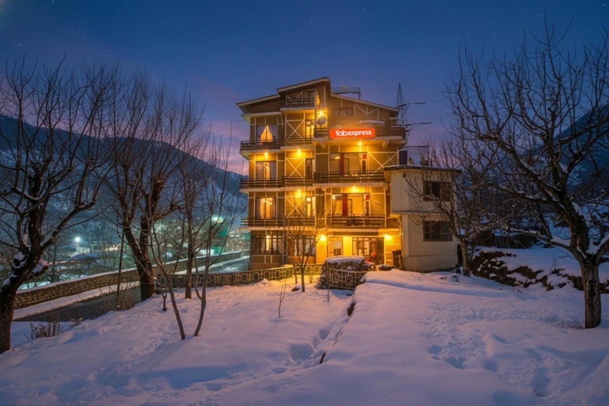 Staying Near Hidimba Devi Temple: 9 Three-Star Hotels Compared